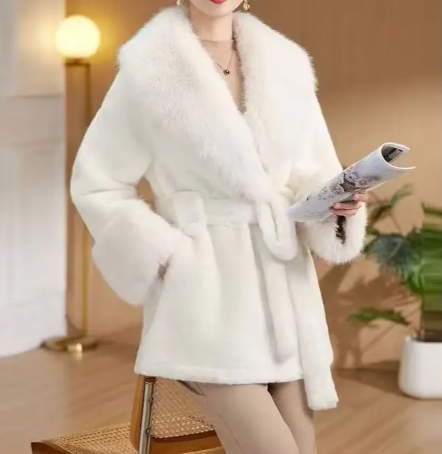 Manteau de fourrure une pièce élégant et tendance pour femmes avec col en fourrure