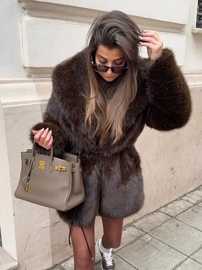 Manteau de fourrure pointu teint avec fermeture éclair pour femme
