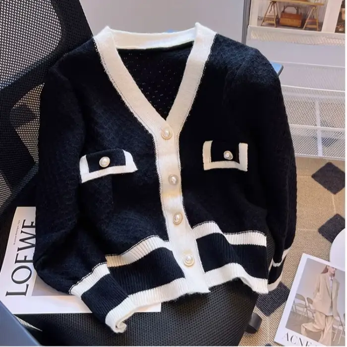 Cardigan en tricot pour femme, col en V, coupe courte, boutons perlés sur le devant, bordure contras