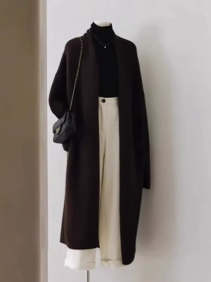 Cardigan en cachemire blanc pour femme, coupe ample, style anglais, automne et hiver, confort royal, matières luxueuses, occasions spéciales, Thanksgiving, relaxation et élégance ```