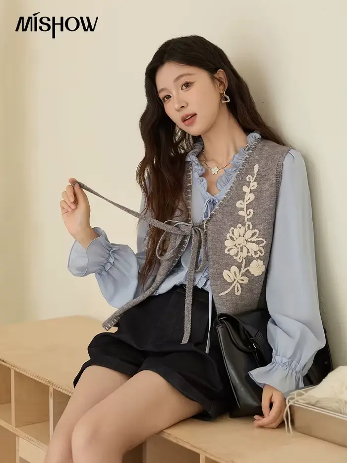 MISHOW femmes gilets tricotés 2025 automne solide brodé gilet col en v cravate courte vêtements d'extérieur amples polyvalent haut en tricot MXE45Z1397