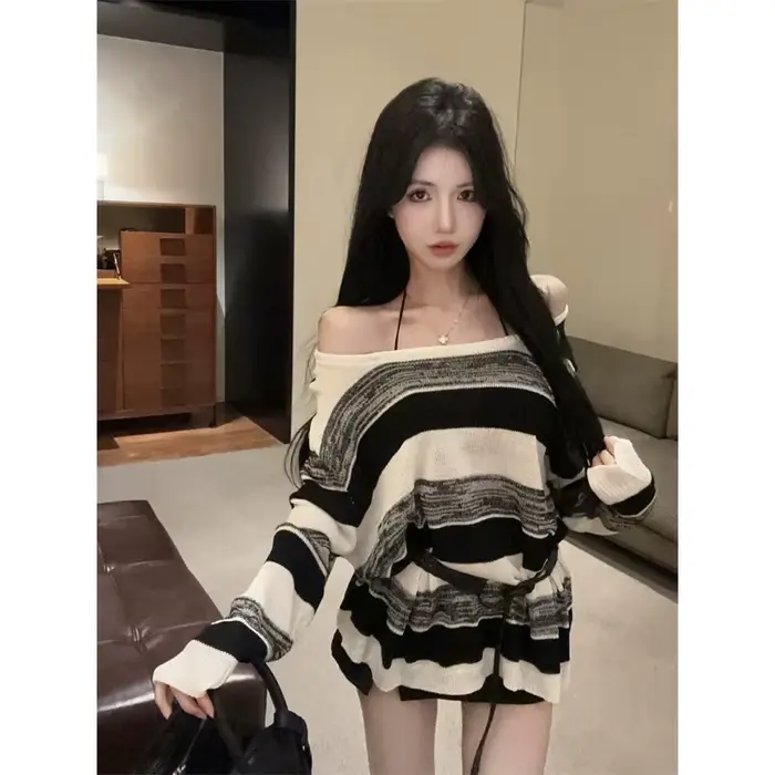 Pull oversize à épaules dénudées rayé marron et blanc pour femme avec ceinture