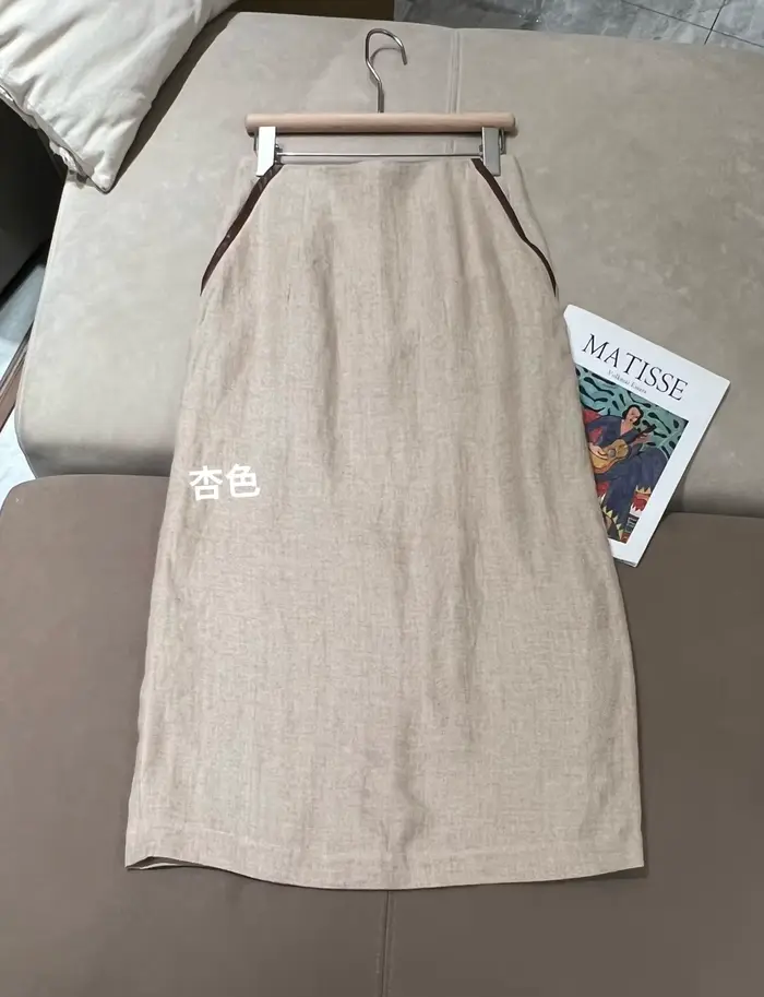 Gilet ajusté en lin sans manches pour femme avec ceinture, associé à une jupe à taille élastique